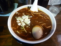 「カレーらぁめん+味付けたまご」@らーめん大草原 本店の写真