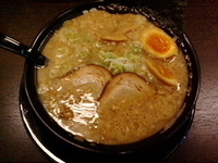 「伝黒ラーメン+煮玉子」@伝心の写真