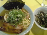 「スープ:2番 豚骨×鶏+鶏 麺:細ストレート タレ:塩」@らーめん研究所の写真