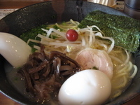 「白湯塩ラーメン（中太）+極旨塩味玉」@鶏骨白湯塩ラーメン専門店 ぶんちゃんの写真