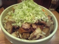 「塩汁なし（大盛）+あぶりチャーシュー2枚（刻み）+きざみネギ」@らーめん 破顔の写真