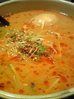 「坦々麺（880円）+烏龍煮卵（100円）」@屋台らーめん 鷹流 高田馬場店の写真