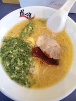 「ラーメン￥590+替え玉小￥60」@らーめん屋 鳳凛 春吉店の写真
