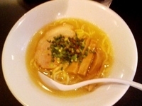 「らーめん（白）」@音麺酒家 楽々の写真