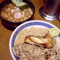 「秋刀魚節のあっさり仕立てスープ松茸入りつけそば 大盛 850円」@本家大黒屋本舗 平井店の写真