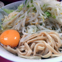 「小汁無し￥600 + 生卵￥50（ヤサイダブル・魚粉ダブル・ニン」@ラーメン二郎 環七一之江店の写真