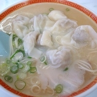 「ワンタン麺 600円+おにぎり150円」@一九ラーメン 老司店の写真