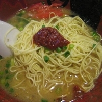 「ラーメン並（普通）・にんにく + 替玉（ばりかた）・うまみそだれ」@元祖長浜 大学ラーメンの写真