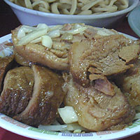 「たま小つけ麺豚入+巻チャァ（麺まし、ニンニク、ヤサイマシマシ）」@蓮爾 登戸店の写真