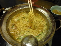 「もつ鍋・・・の後の〆のラーメン玉 （もつ鍋 800円×3人分 ラ」@KENZO Cafeの写真