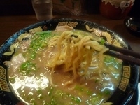 「Wスープラーメン（麺かため、ネギ多目、スープ普通）（700円）」@無鉄砲 大阪店の写真