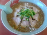 「豚そば （中盛、麺硬め、有料背脂）980円」@ラーメン山岡家 熊谷店の写真