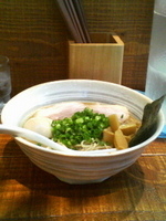 「荒煮干そば+味玉+トッピングねぎ」@煮干し 青樹の写真