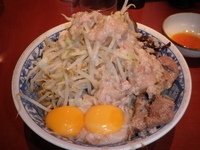 「油そば（700円）卵黄2個（100円）野菜・ニンニク・あぶら」@麺香房 暖々の写真