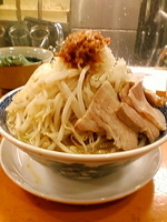 「ラーメン小ブタヤサイちょっと増し玉ねぎ増しニンニク」@山勝角ふじ 新松戸店の写真