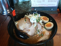 「黒ラーメン+チャーシュー」@jun-pey ra-men 成瀬本店の写真