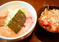 「濃厚豚骨和風醤油らーめん 650円 + 肉飯 150円」@めん屋 いなば‏ 御徒町店の写真