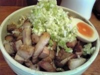 「汁なし（大盛）+炙りチャーシュー2枚（刻み）+きざみねぎ」@らーめん 破顔の写真