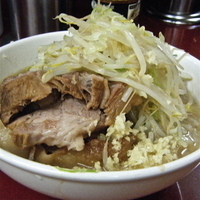 「少なめ小ブタラーメン（ニンニク・野菜￥750）」@ラーメン二郎 相模大野店の写真