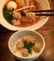 「特醤油らあめん+つくね丼」@らあめん元の写真