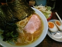 「ラーメン キャベチャー 味付け玉子」@武蔵家 立川店の写真