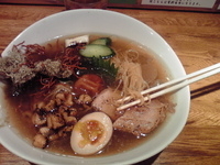 「梅と穴子の玄米茶で煎じた冷し潮らーめん 980円+鰹と九条葱の焼」@麺や 庄のの写真