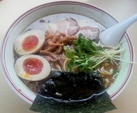 「醤油太麺 濃口+味玉」@あぢとみ食堂の写真