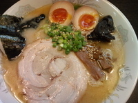 「うまかもん塩とんこつ+味玉（700円+100円）」@らーめん 大門の写真