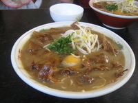 「大盛り肉入り支那ソバ+生卵&小ライス」@支那そば 王王軒 本店の写真