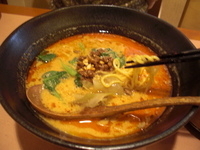 「赤坦々麺セット（点心+ドリンクバー）950円+ランチサービスライ」@四川担々麺荘 彩たまやの写真