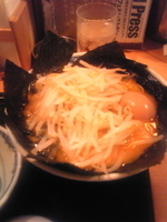 「からか麺+クーポンの味玉+もやし」@由丸 京橋店の写真