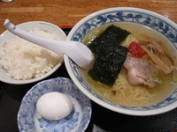 「塩ピリ辛ラーメン+ライス+生卵（本日の定食500円）」@中華シゲタ マルエツ六ッ川店サニーロード内の写真