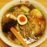 「十勝そば+サラダ（ランチサービス）」@十勝 行田店の写真