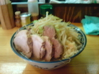 「ラーメン+煮豚 680円+200円 ヤサイ、にんにくマシ」@らあめん波華の写真