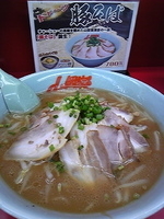 「豚そば（麺固め,味濃いめ） 780円」@山岡家 吹上店の写真