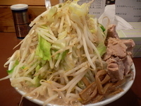 「メガガンジャラーメン+特盛り+野菜乗せられるだけ+背脂」@UNDER GROUND RAMENの写真