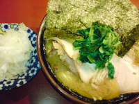 「チャーシューメン（麺固め）+たまねぎ」@家系総本山 ラーメン吉村家の写真