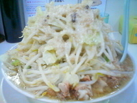 「らーめん/ヤサイ増し・ニンニク・アブラ+細切れチャーシュー（￥6」@ラーメン大 我孫子店の写真