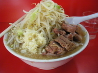 「小豚（ヤサイ、ニンニク）」@ラーメン二郎 松戸駅前店の写真