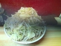 「ラーメン小豚W（ヤサイタワーニンニクカラメ）」@ラーメン二郎 品川店の写真