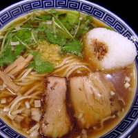 「らあめん 700円 + こむすび（ランチライムサービス）」@東京らあめんタワー 芝大門本店の写真