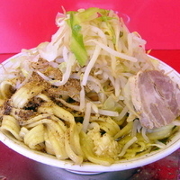 「麺マシ ラーメン 700円（三連麺 / 全マシ・ニンニクはちょっ」@麺でる 田園調布本店の写真