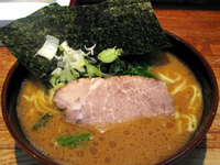 「らーめん（麺固め）@680」@横浜家系豚骨醤油極太麺 侍 本店の写真