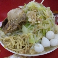 「大ラーメン+うずら（麺カタメ/ヤサイマシマシ/ニンニクマシマシ/」@ラーメン二郎 茨城守谷店の写真