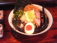 「てっぺん爆弾ラーメン（醤油）+マー油」@麺屋 てっぺんの写真