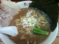 「濃厚たまり醤油の煮干し豚骨ラーメン+チャーシュー（780円+20」@梨の花の写真