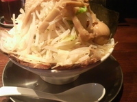 「どか盛りラーメン（少なめ）全部のせ」@ラーメン どげん屋の写真