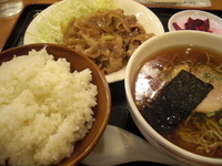 「生姜焼き定食（生姜焼き+ライス+お新香+半ラーメン）800円」@麺 三福の写真