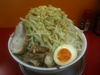 「ラーメン（野菜ダブル+大蒜）+味玉半分（サービス）」@モッコリ豚の写真