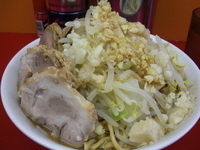 「ラーメン（野菜・にんにく・アブラ）700円+豚150円」@モッコリ豚の写真